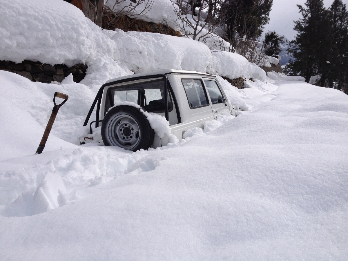 Vehicle buried in snow due to heavy snowfall near Giri Camps in Kinnaur
